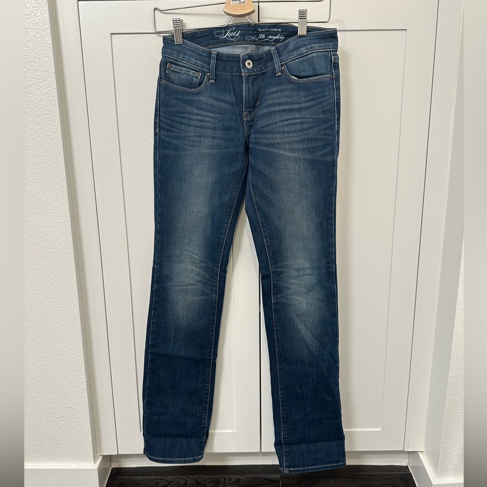 Levi’s slight curve straight leg 26